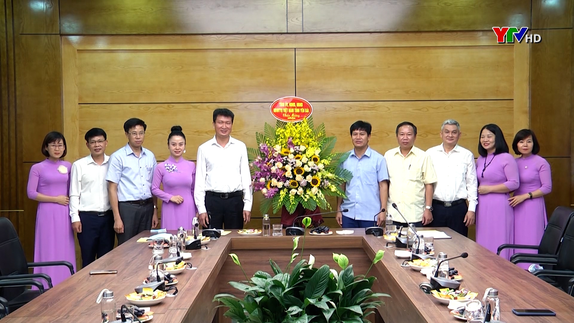 Đồng chí Chủ tịch UBND tỉnh Trần Huy Tuấn chúc mừng các cơ quan báo chí