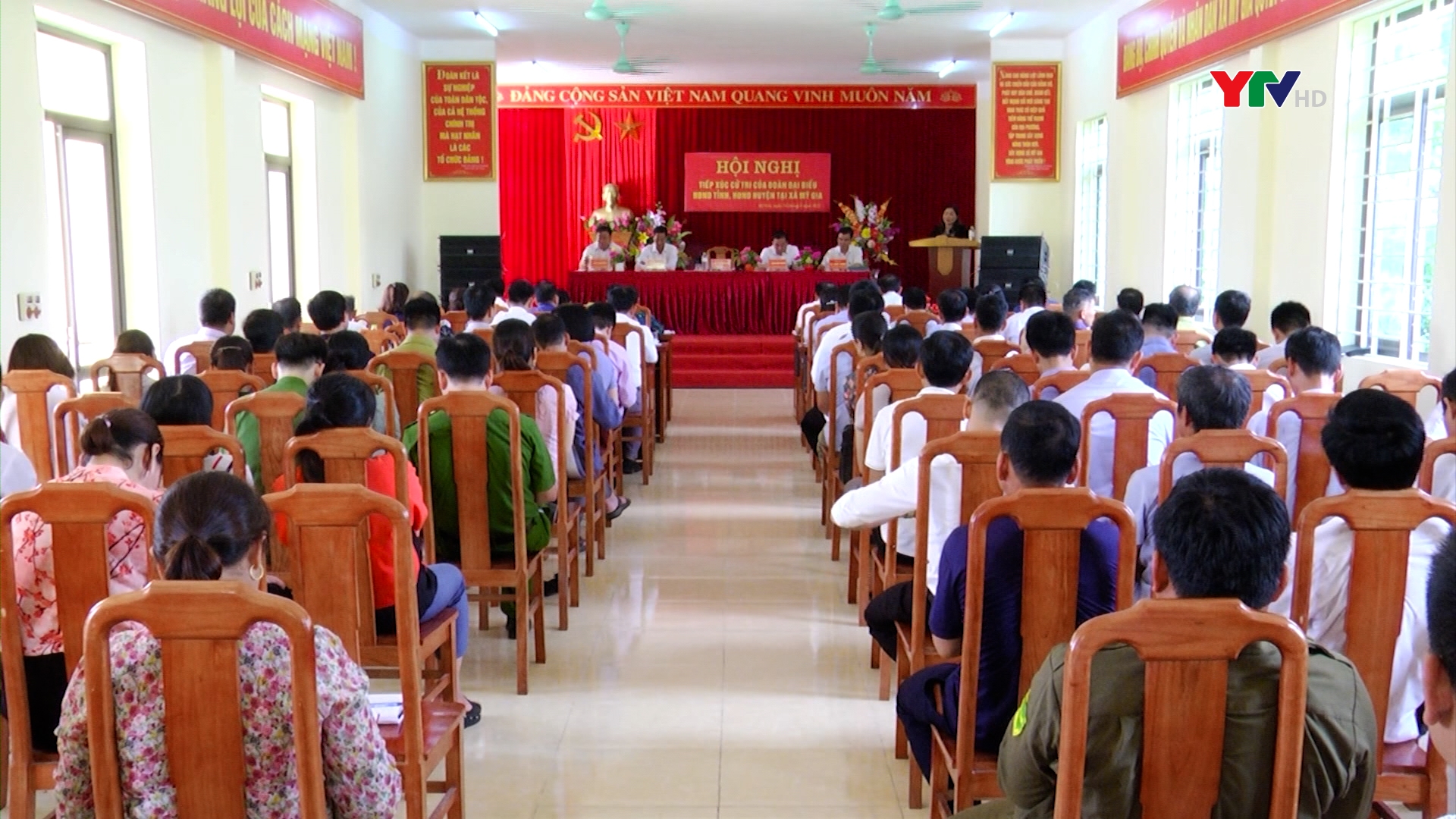 Đồng chí Phó Chủ tịch UBND tỉnh Vũ Thị Hiền Hạnh tiếp xúc cử tri huyện Yên Bình