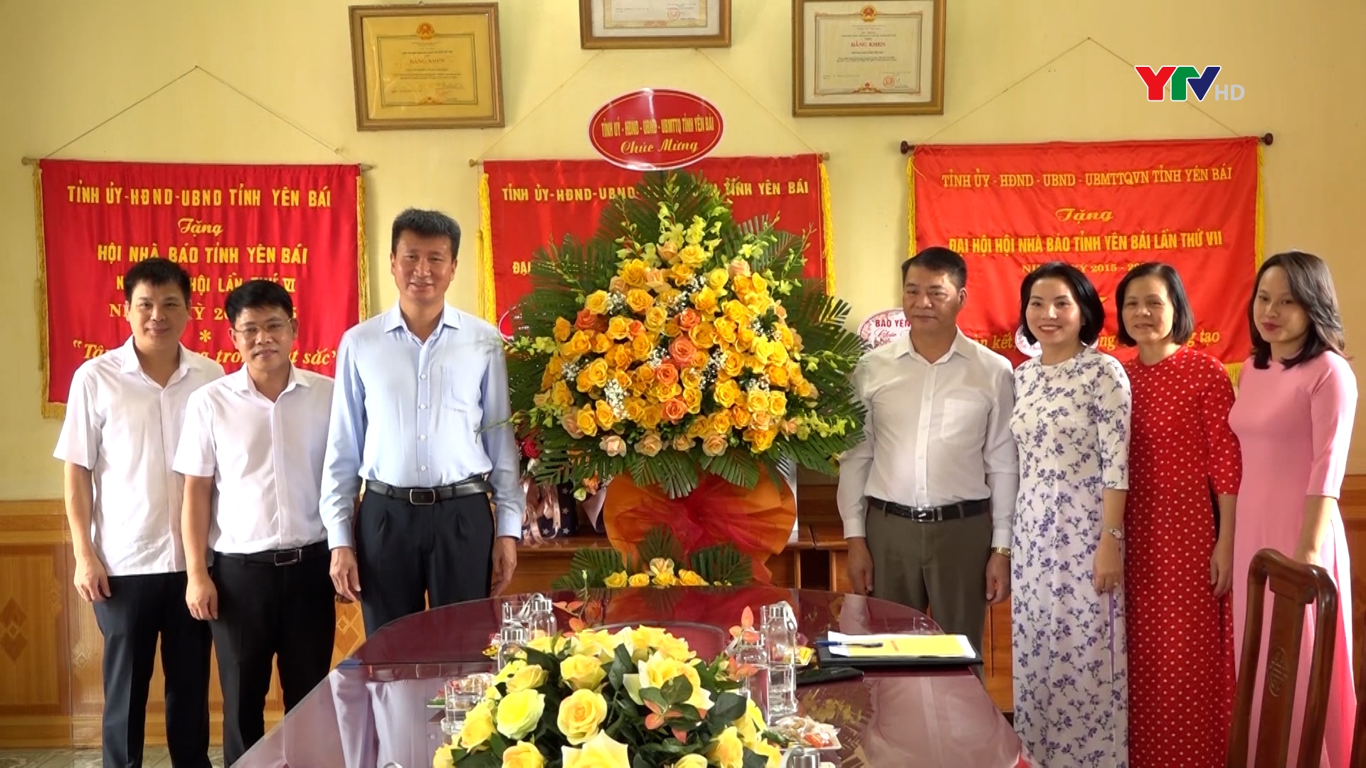 Đồng chí Phó Bí thư Tỉnh uỷ - Chủ tịch UBND tỉnh Trần Huy Tuấn chúc mừng Hội Nhà báo tỉnh và Trung tâm Điều hành thông minh tỉnh.
