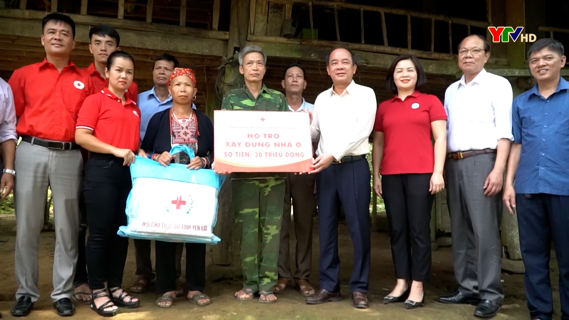 Đồng chí Phó Bí thư Thường trực Tỉnh ủy Tạ Văn Long trao hỗ trợ kinh phí xây nhà Chữ thập đỏ tại huyện Yên Bình