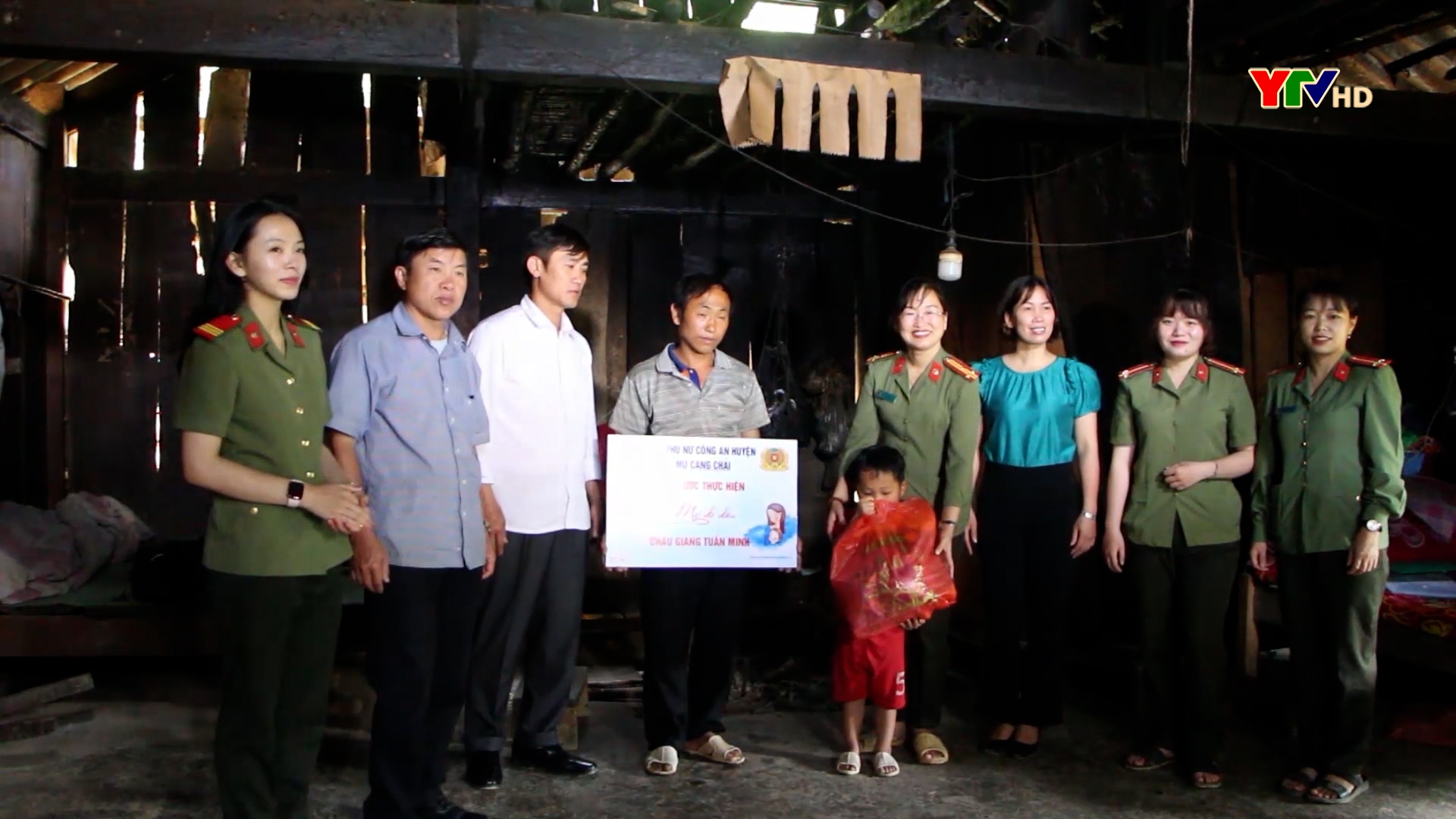 Hội phụ nữ Công an huyện Mù Cang Chải nhận đỡ đầu trẻ mồ côi tại xã Kim Nọi