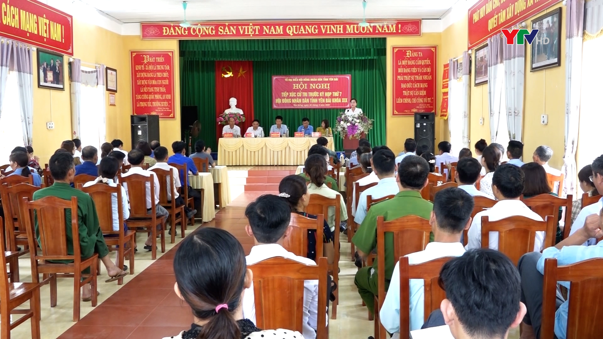 Đồng chí Phó Chủ tịch Thường trực UBND tỉnh Nguyễn Thế Phước tiếp xúc cử tri huyện Trấn Yên