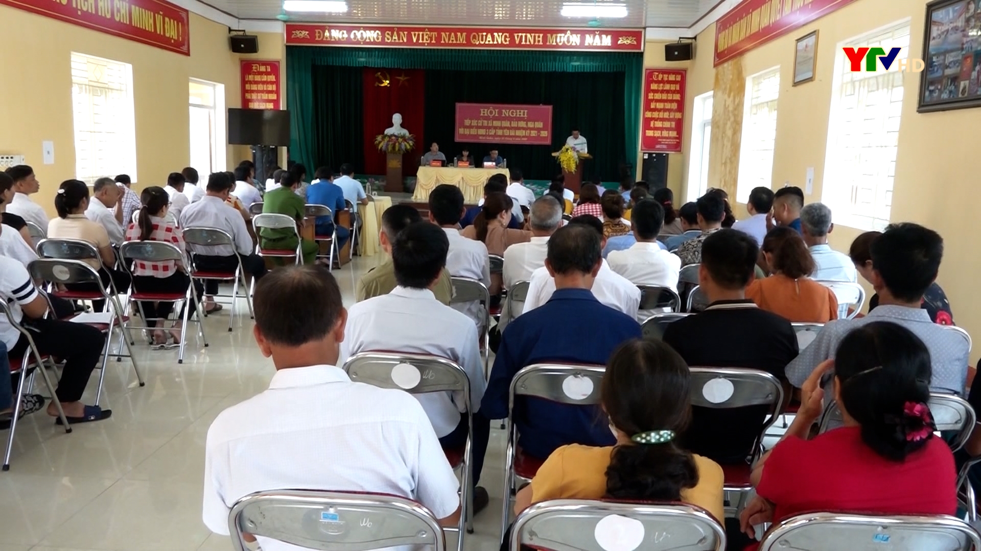 Đồng chí Phó Chủ tịch HĐND tỉnh Hoàng Thị Thanh Bình tiếp xúc cử tri huyện Trấn Yên