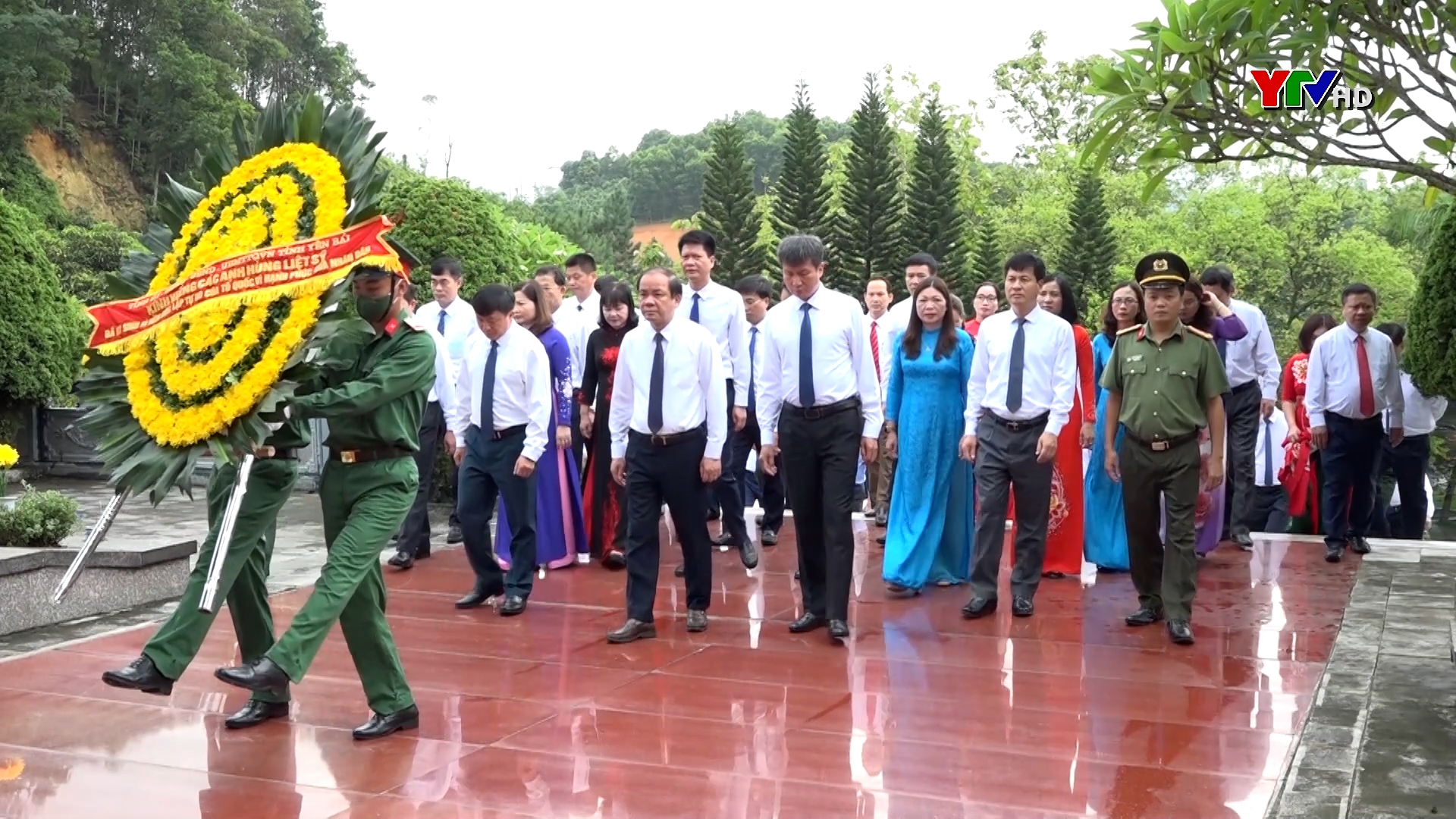 Đoàn đại biểu tỉnh Yên Bái dâng hương tưởng niệm Chủ tịch Hồ Chí Minh và viếng Nghĩa trang Liệt sĩ Trung tâm tỉnh