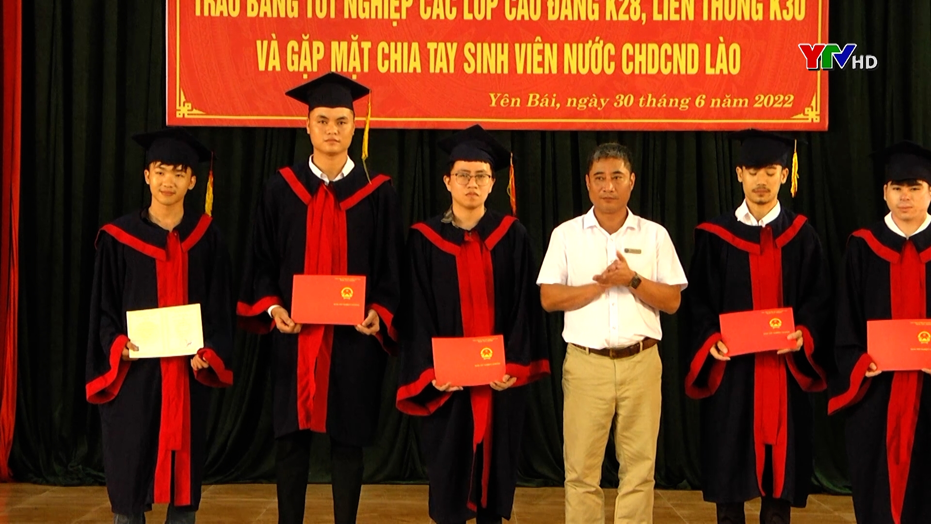 Trường Cao đẳng Nghề Yên Bái trao bằng tốt nghiệp cho 98 sinh viên