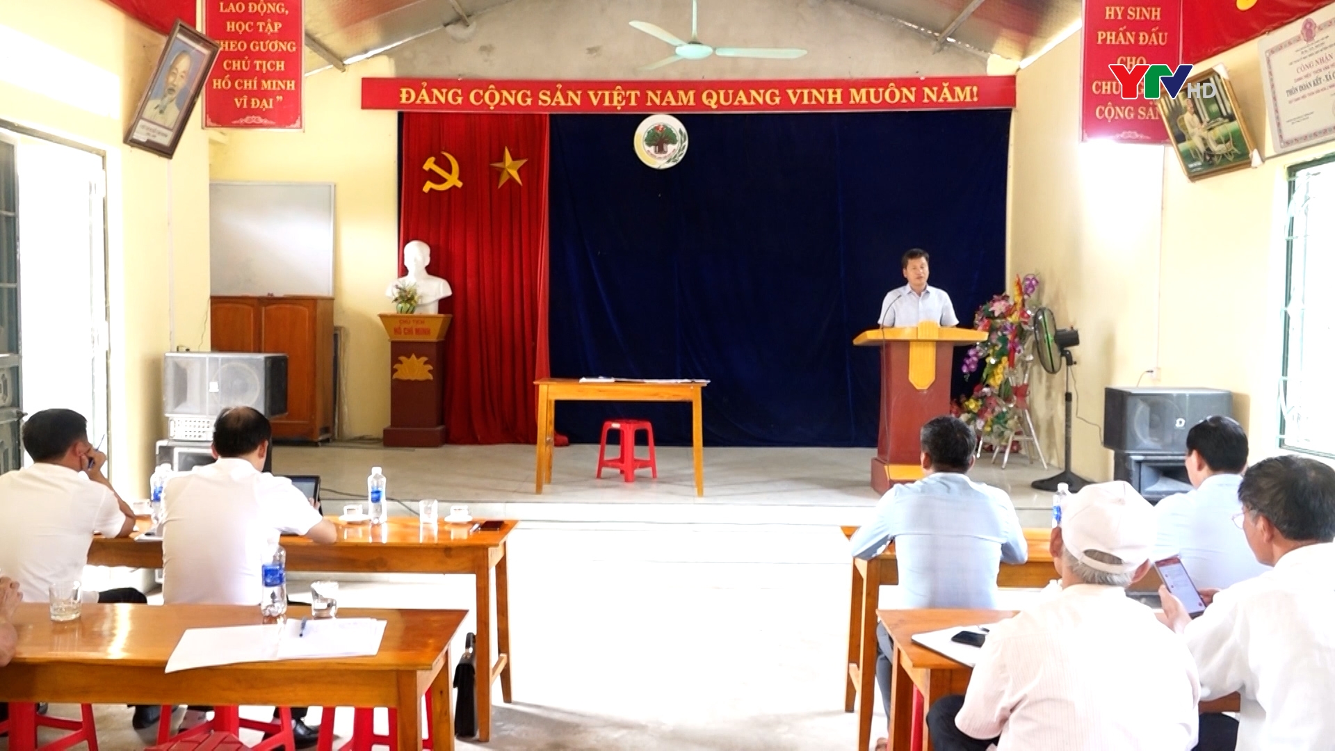 Đồng chí Phó Chủ tịch UBND tỉnh Ngô Hạnh Phúc dự sinh hoạt tại Chi bộ thôn Đoàn Kết, xã Cảm Ân, huyện Yên Bình