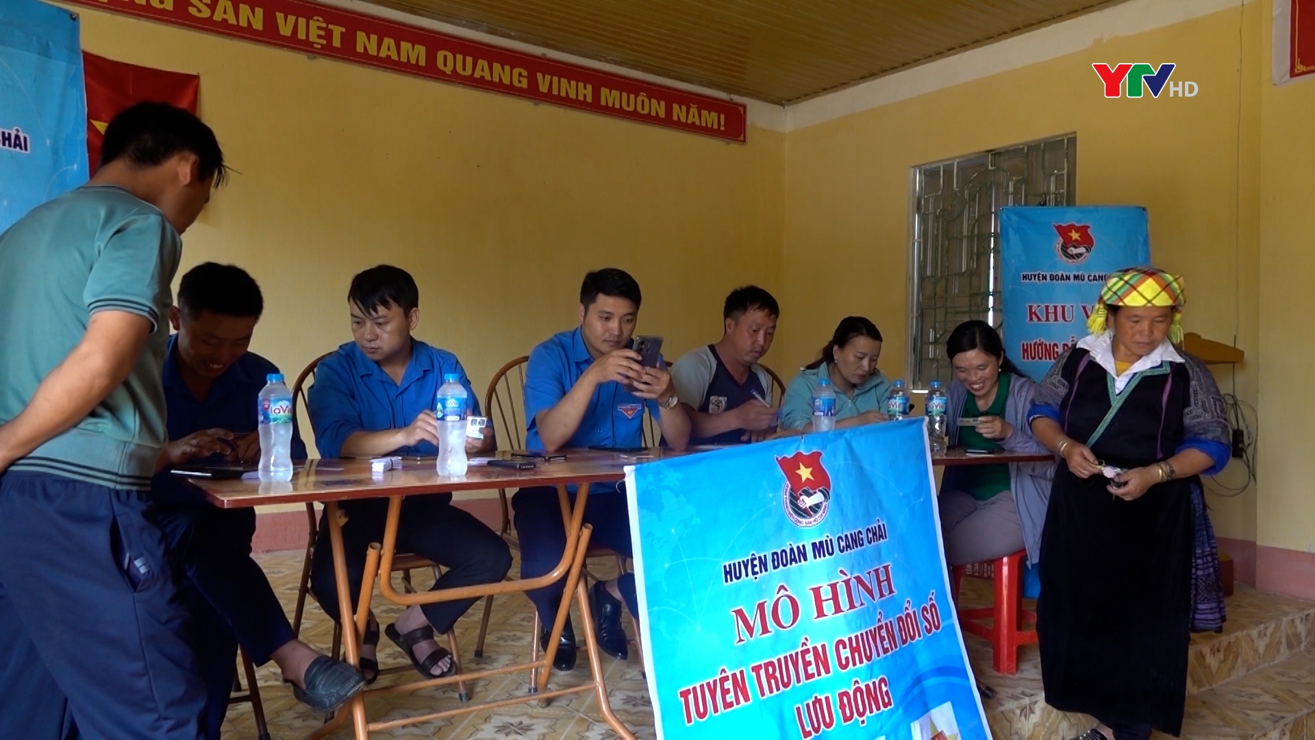 Đoàn thanh niên huyện Mù Cang Chải hỗ trợ người dân cài đặt ứng dụng công dân số Yên Bái-S