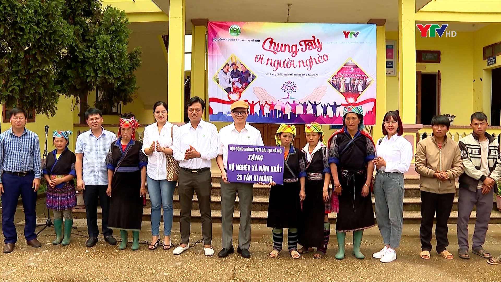Hội đồng hương Yên Bái tại Hà Nội và Đài PT-TH Yên Bái hỗ trợ 25 tấn xi măng cho hộ nghèo xã Nậm Khắt, huyện Mù Cang Chải