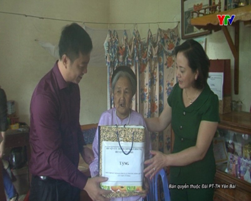 Đ/c Phạm Thị Thanh Trà - Chủ tịch UBND tỉnh thăm và tặng quà các gia đình chính sách tại huyện Yên Bình