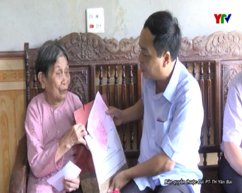 Đ/c Ngô Ngọc Tuấn - Chủ tịch HĐND tỉnh thăm và tặng quà các gia đình chính sách tại huyện Trấn Yên