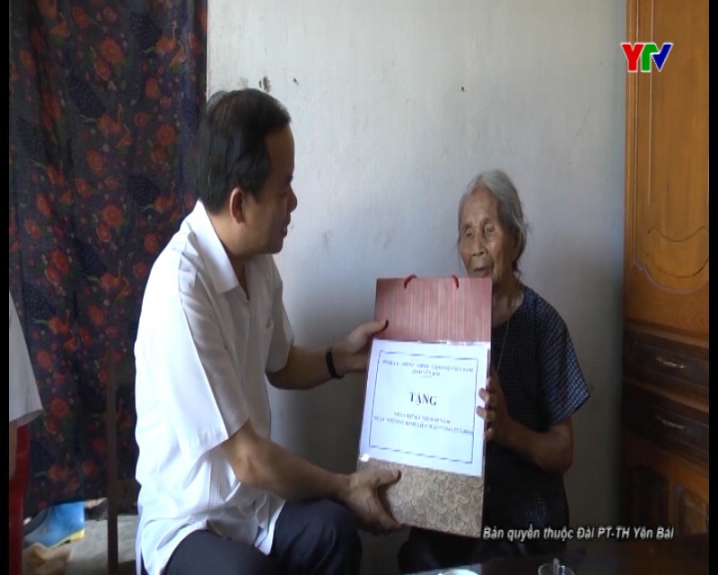 Đ/c Tạ Văn Long - Phó Chủ tịch TT UBND tỉnh thăm và tặng quà các gia đình chính sách tại huyện Văn Yên