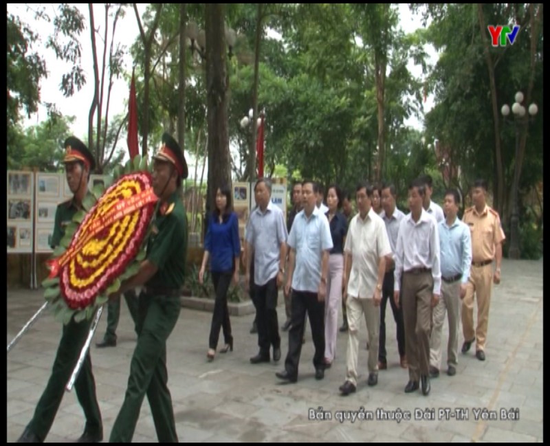 Đồng chí Phó Bí thư Thường trực Tỉnh ủy Dương Văn Thống tri ân các anh hùng liệt sĩ tại huyện Văn Chấn và thị xã Nghĩa Lộ