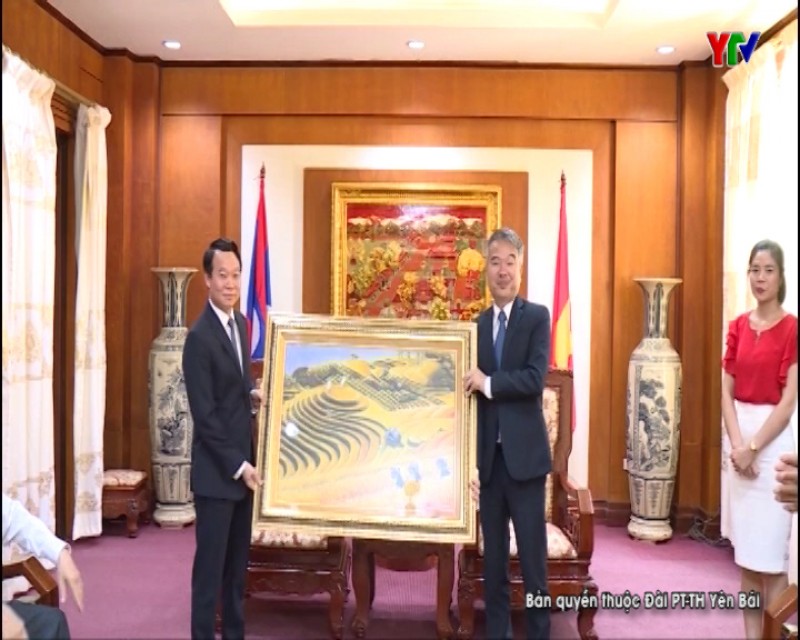 Đ/c Chủ tịch UBND tỉnh Đỗ Đức Duy dẫn đầu đoàn công tác của tỉnh thăm Đại sứ quán Việt Nam tại Lào