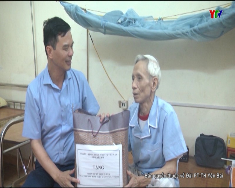 Đ/c Phó Chủ tịch UBND tỉnh Dương Văn Tiến tặng quà tại Trung tâm Điều dưỡng thương binh nặng, huyện Thuận Thành, tỉnh Bắc Ninh