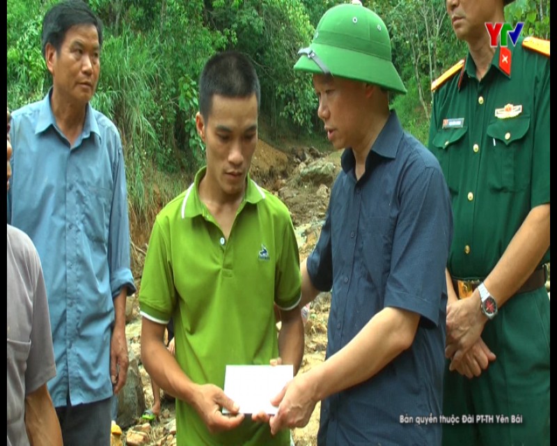 Đ/c Chủ tịch UBND tỉnh Đỗ Đức Duy thăm hỏi các gia đình bị thiệt hại do mưa lũ tại xã Nậm Mười, huyện Văn Chấn