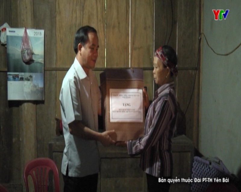 Đ/c Phó Chủ tịch TT UBND tỉnh Tạ Văn Long tặng quà các gia đình chính sách tại huyện Lục Yên