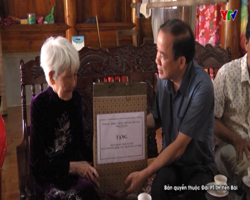 Đ/c Phó Chủ tịch TT UBND tỉnh thăm và tặng quà Mẹ Việt Nam anh hùng và gia đình chính sách tại TP Yên Bái