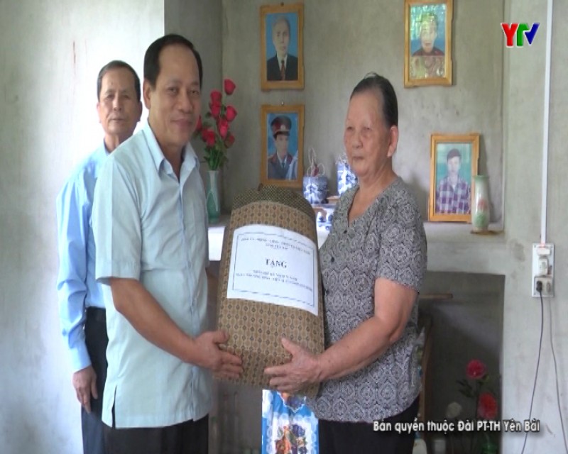 Đ/c Phó Chủ tịch HĐND tỉnh Triệu Tiến Thịnh thăm và tặng quà các gia đình chính sách trên địa bàn TP Yên Bái