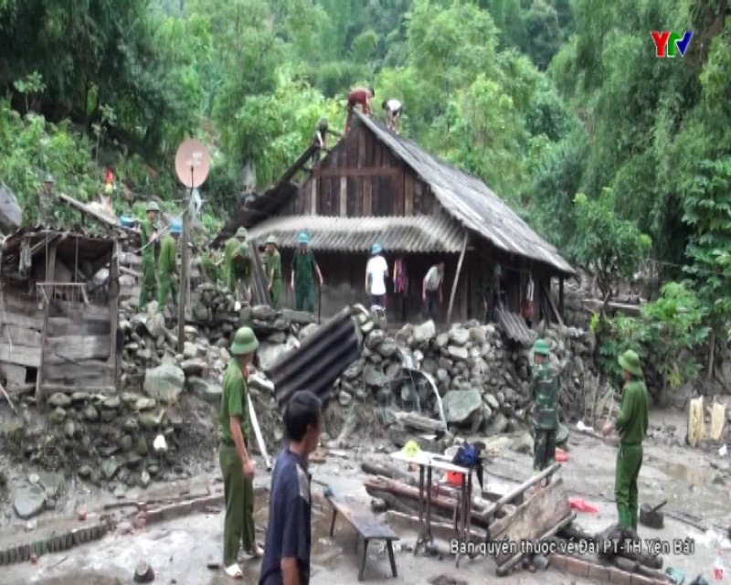 Công an huyện Mù Cang Chải nỗ lực giúp người dân khắc phục hậu quả mưa lũ