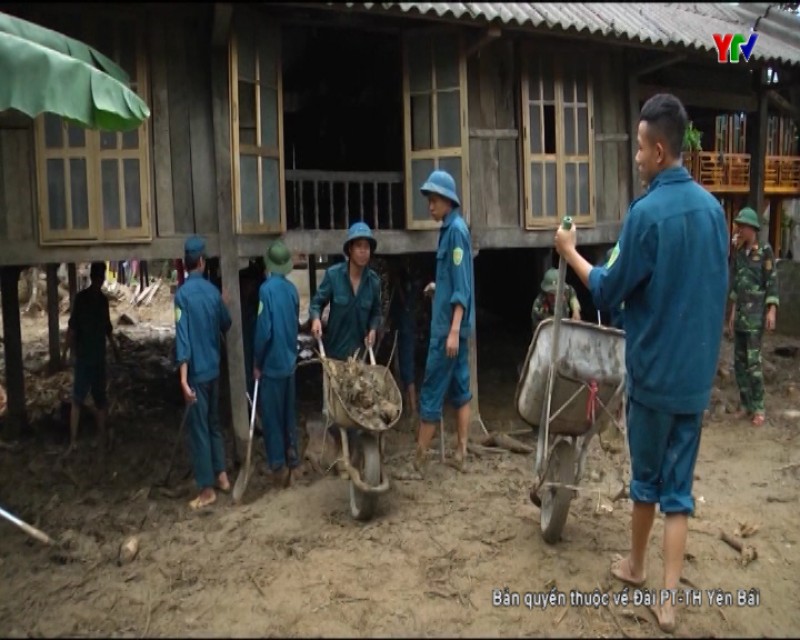 Huyện Văn Chấn huy động lực lượng tại chỗ giúp người dân khắc phục hậu quả mưa lũ