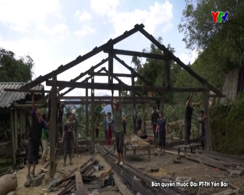 Xã Cao Phạ, huyện Mù Cang Chải huy động lực lượng giúp nhân dân di dời và dựng lại nhà cửa