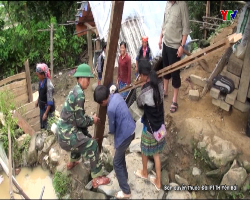 Nhân dân xã Nậm Có, huyện Mù Cang Chải tương trợ nhau khắc phục hậu quả mưa lũ