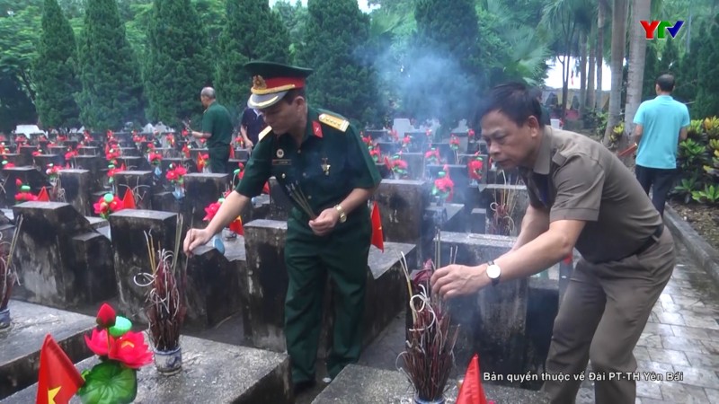 Cựu chiến binh Yên Bái dâng hương tại Nghĩa trang liệt sỹ Quốc gia Vị Xuyên, tỉnh Hà Giang