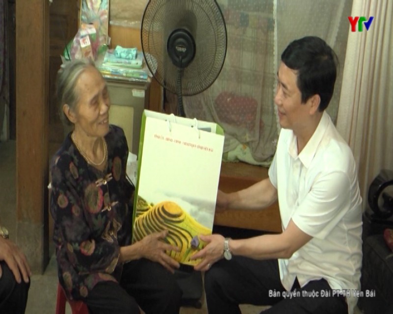 Đồng chí Nguyễn Minh Tuấn, Trưởng Ban Tuyên giáo Tỉnh ủy thăm các gia đình chính sách huyện Trạm Tấu