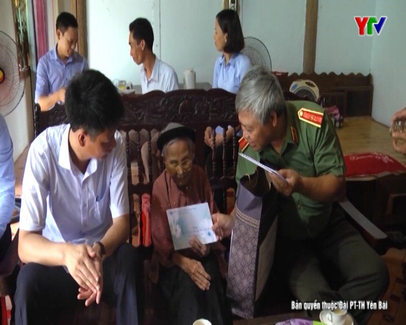Thiếu tướng Đặng Trần Chiêu – Giám đốc Công an tỉnh tặng quà các gia đình chính sách huyện Trấn Yên