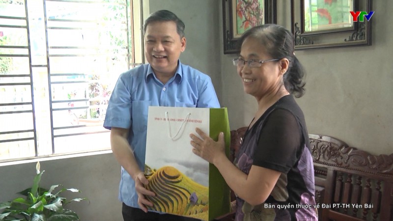 Đồng chí Phó Bí thư Thường trực Tỉnh ủy Dương Văn Thống thăm, tặng quà các gia đình chính sách tại thành phố Yên Bái