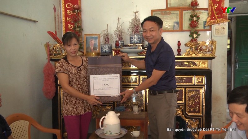 Đồng chí Chủ nhiệm Ủy ban Kiểm tra Tỉnh ủy Vũ Quỳnh Khánh tặng quà gia đình chính sách tại huyện Lục Yên