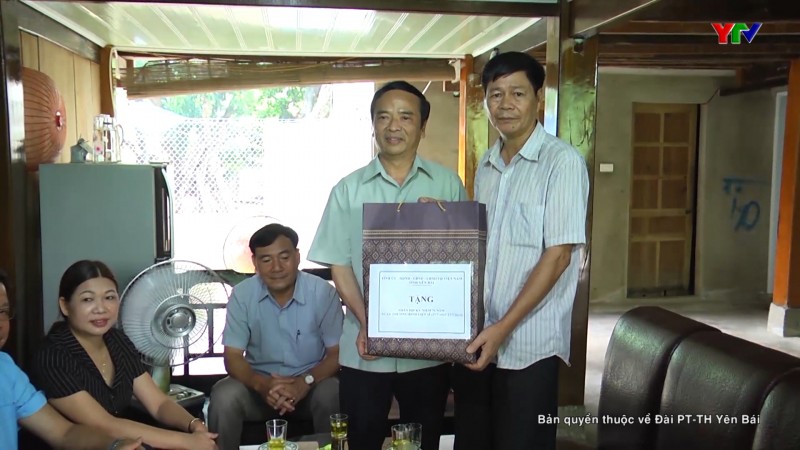 Đồng chí Trưởng Ban Dân vận Tỉnh ủy Hoàng Xuân Nguyên tặng quà gia đình chính sách tại thị xã Nghĩa Lộ