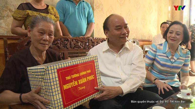 Thủ tướng Chính phủ Nguyễn Xuân Phúc tặng quà các gia đình chính sách tại tỉnh Yên Bái