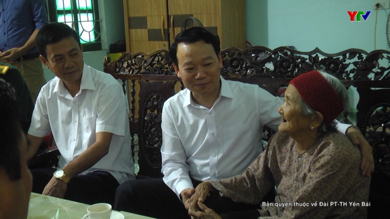 Đồng chí Chủ tịch UBND tỉnh Đỗ Đức Duy tặng quà gia đình chính sách tại huyện Yên Bình