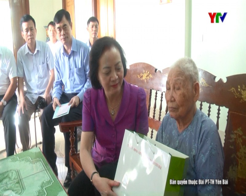 Đồng chí Bí thư Tỉnh ủy Phạm Thị Thanh Trà thăm, tặng quà Mẹ Việt Nam anh hùng và các gia đình chính sách tại huyện Văn Yên