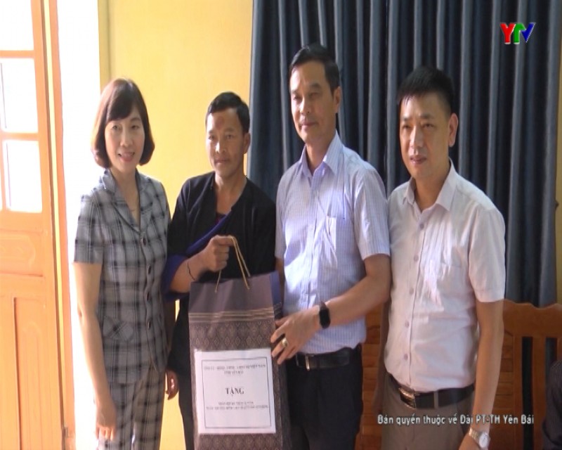 Đồng chí Phó Chủ tịch UBND tỉnh Dương Văn Tiến tặng quà các gia đình chính sách tại huyện Mù Cang Chải
