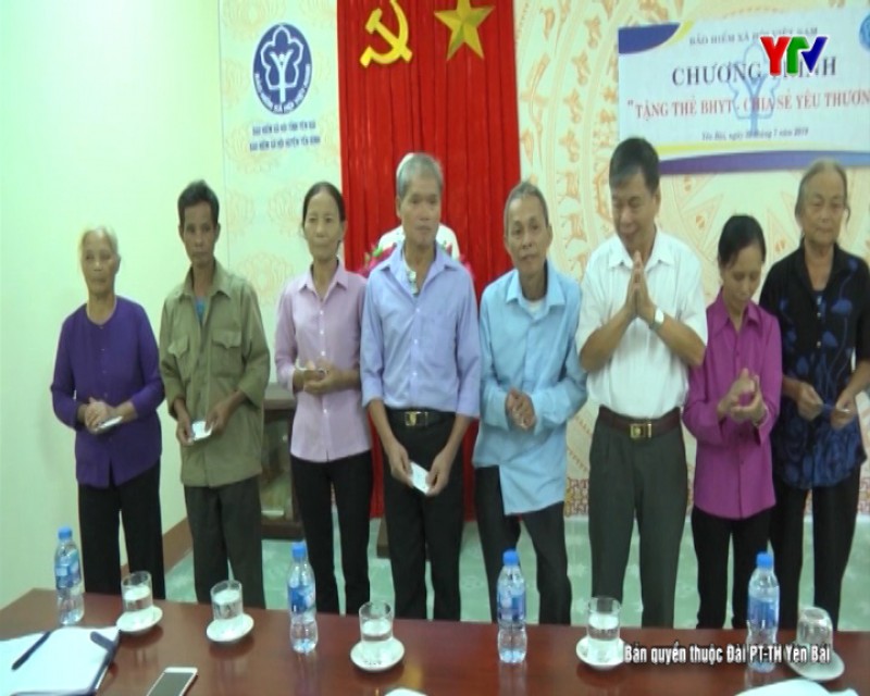 BHXH tỉnh Yên Bái trao tặng thẻ bảo hiểm y tế tại huyện Văn Yên và Yên Bình