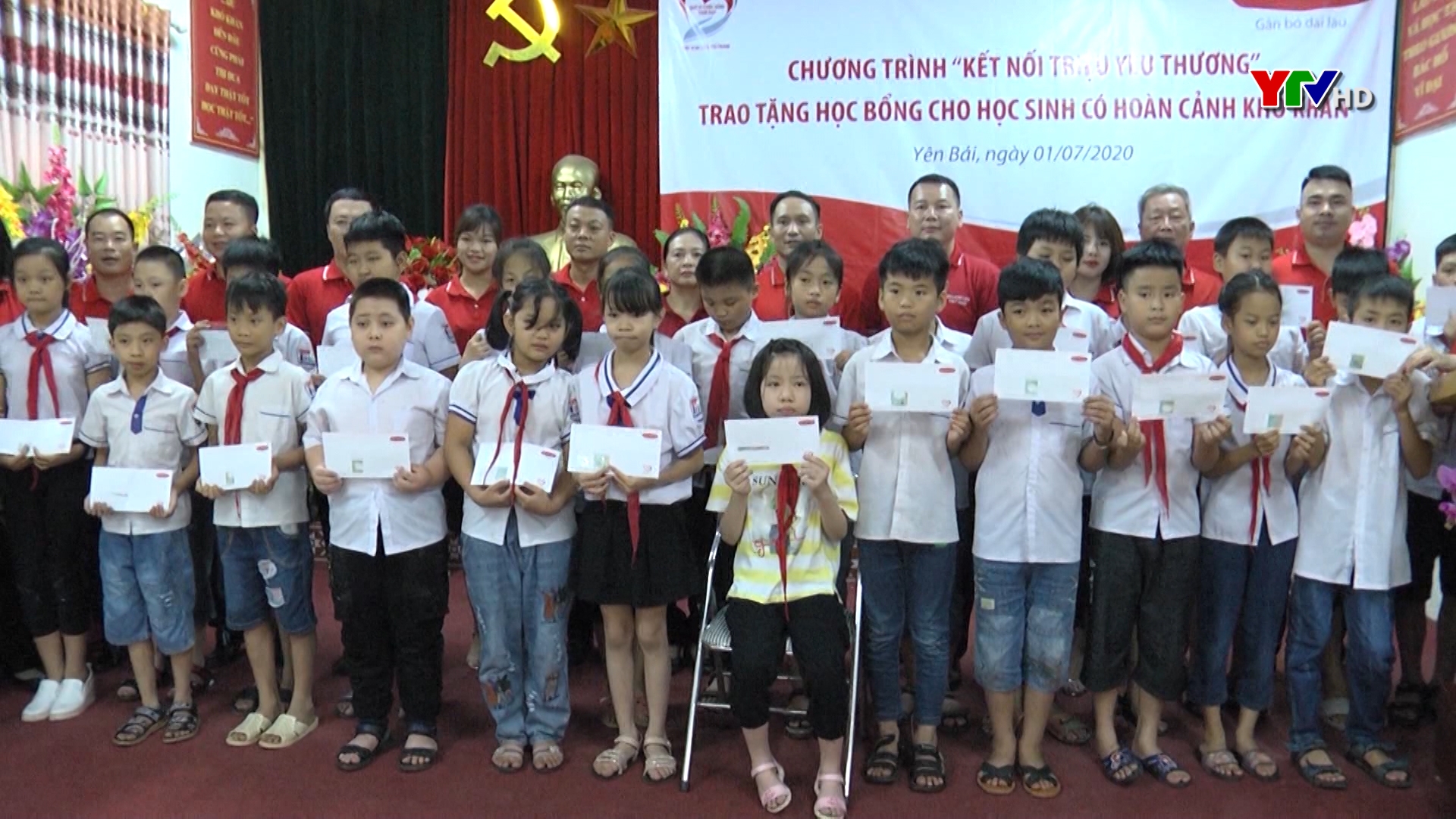 Công ty Bảo hiểm Nhân thọ Dai-ichi Việt Nam trao tặng 74 suất học bổng cho học sinh có hoàn cảnh khó khăn