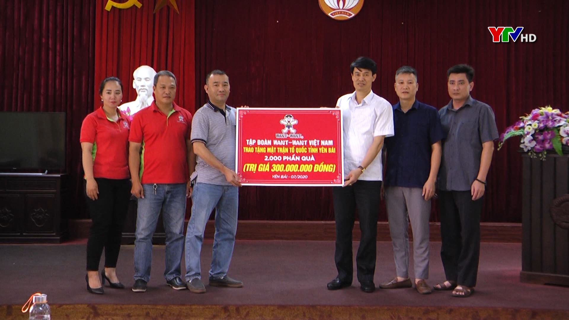 Ủy ban MTTQ tỉnh tiếp nhận 2.000 xuất quà tặng học sinh nghèo tỉnh Yên Bái