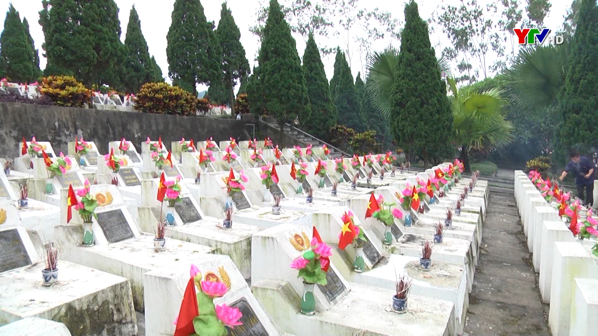 Đoàn đại biểu tỉnh Yên Bái dâng hương tại Nghĩa trang liệt sĩ Quốc gia Vị Xuyên, tỉnh Hà Giang