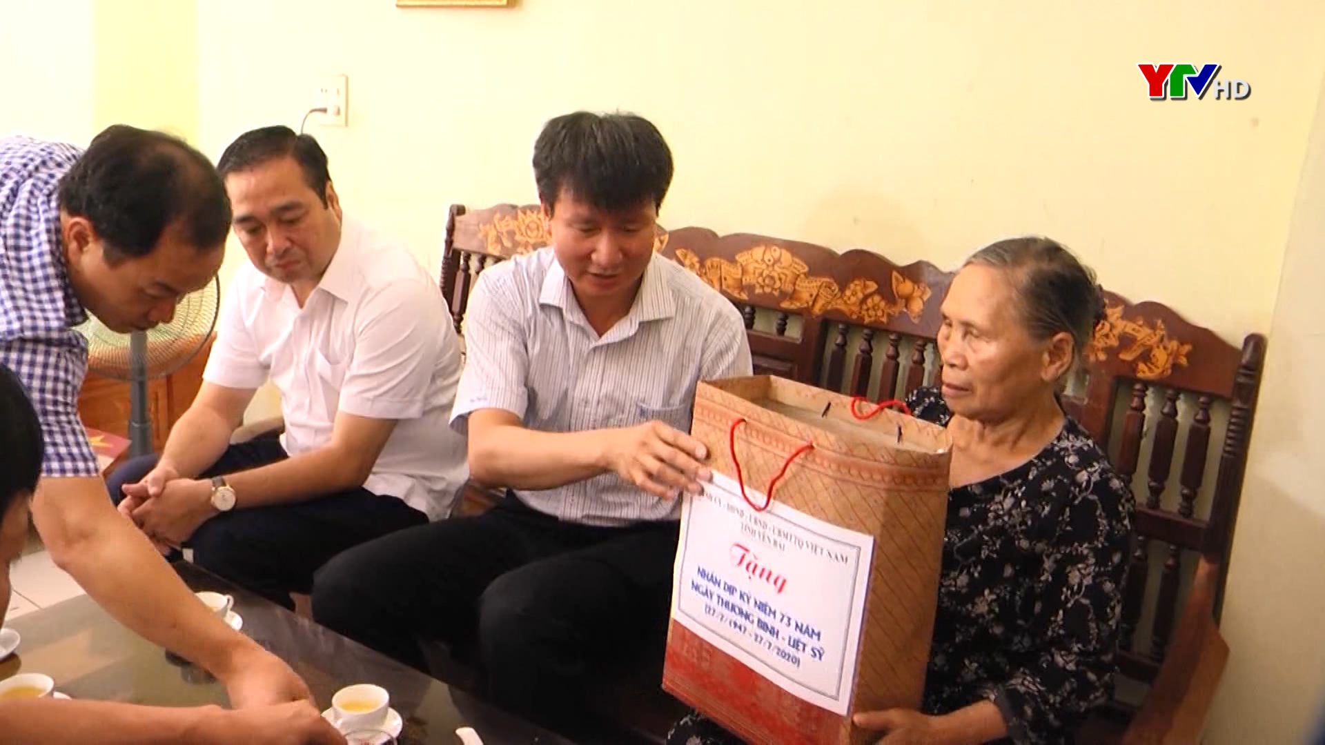 Đồng chí Trần Huy Tuấn -Trưởng Ban Tổ chức Tỉnh ủy thăm các gia đình chính sách và người có công tại Yên Bình