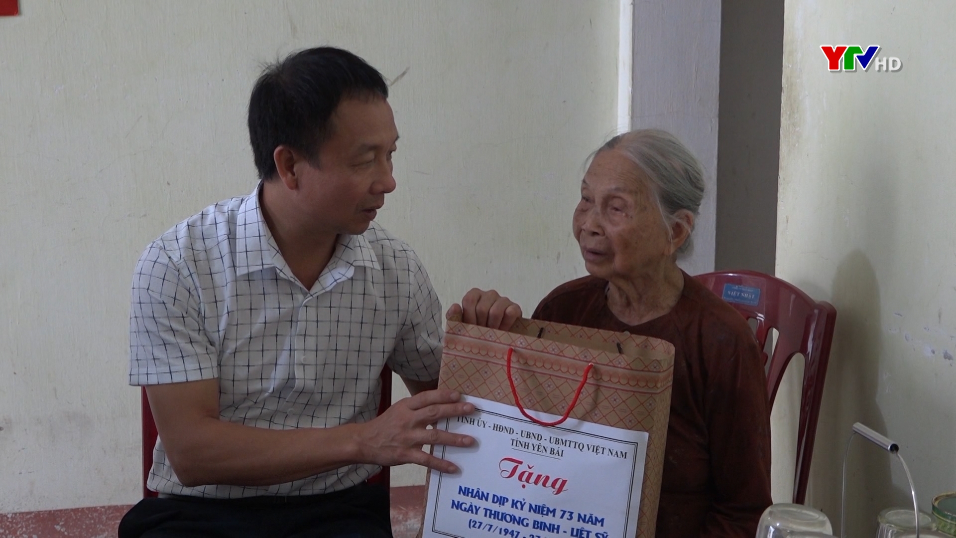 Đồng chí Vũ Quỳnh Khánh - Chủ nhiệm Ủy ban Kiểm tra Tỉnh ủy thăm một số gia đình chính sách huyện Văn Chấn