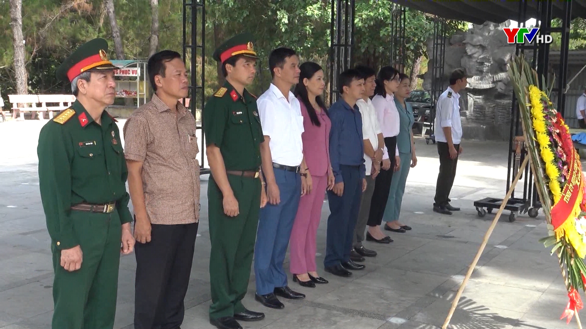 Đoàn đại biểu tỉnh Yên Bái viếng nghĩa trang liệt sỹ Quốc gia Trường Sơn.