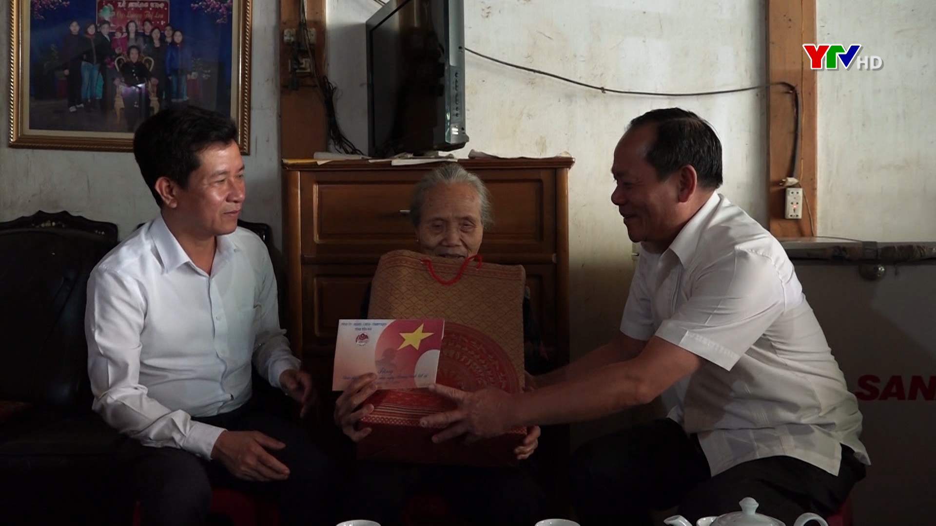 Đồng chí  Phó Chủ tịch HĐND tỉnh Triệu Tiến Thịnh thăm và tặng quà các gia đình chính sách huyện Trạm Tấu