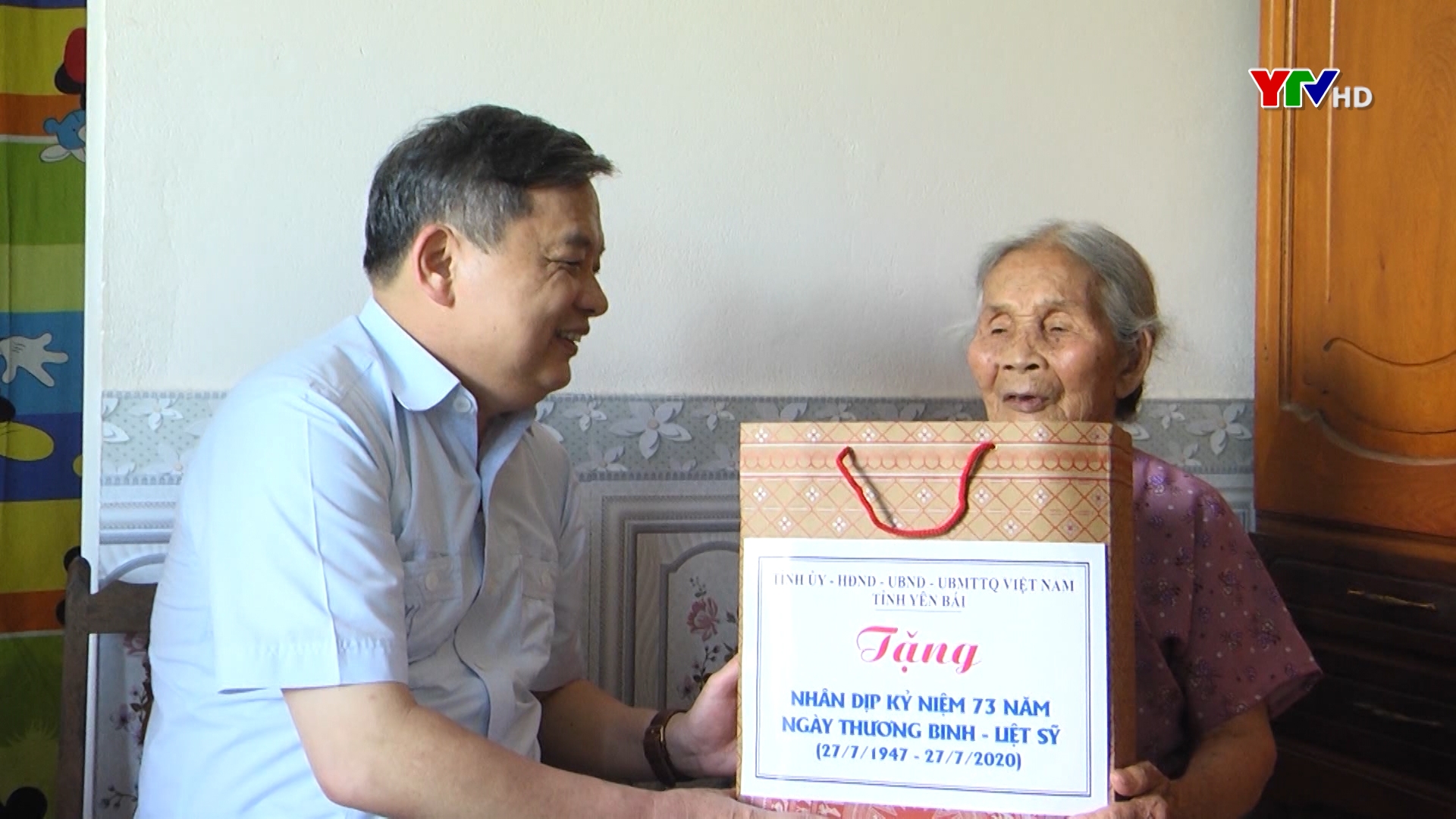 Đồng chí Phó Bí thư Thường trực Tỉnh ủy Dương Văn Thống thăm và tặng quà các gia đình chính sách huyện Văn Yên