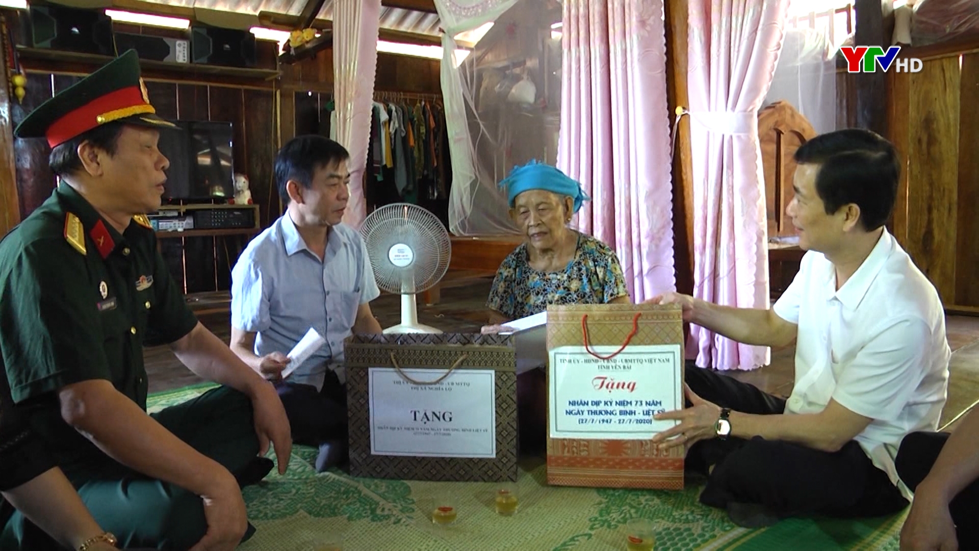 Đồng chí Trưởng Ban Tuyên giáo Tỉnh ủy Nguyễn Minh Tuấn tặng quà các gia đình người có công ở thị xã Nghĩa Lộ