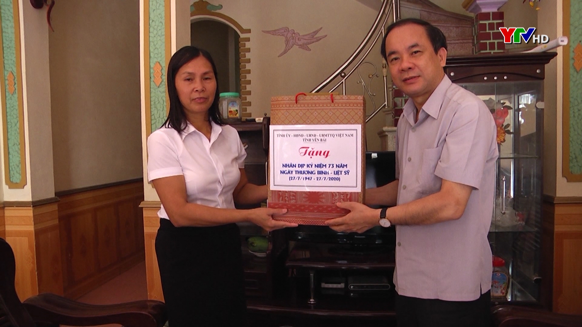 Đồng chí Tạ Văn Long – Phó Chủ tịch Thường trực UBND tỉnh thăm và tặng quà một số gia đình chính sách huyện Mù Cang Chải