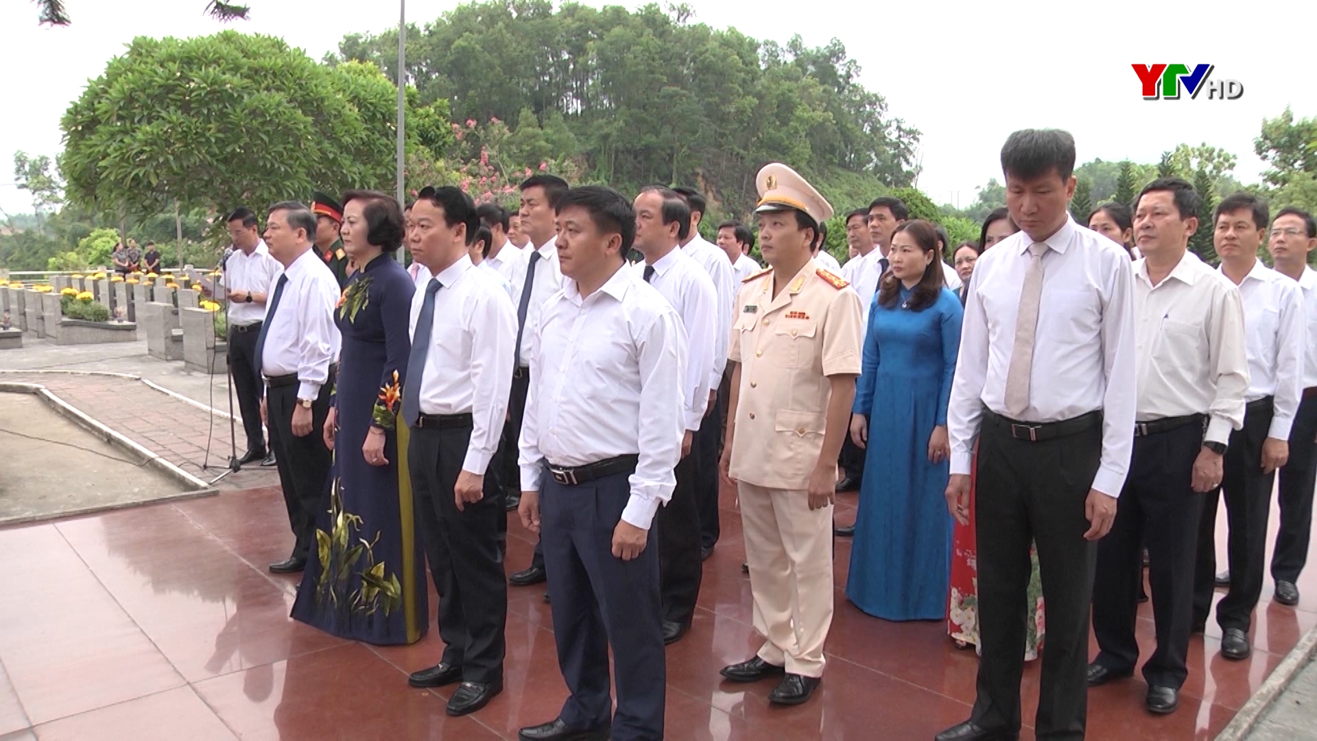 Đoàn đại biểu tỉnh Yên Bái viếng nghĩa trang liệt sỹ và dâng hương tưởng niệm Chủ tịch Hồ Chí Minh