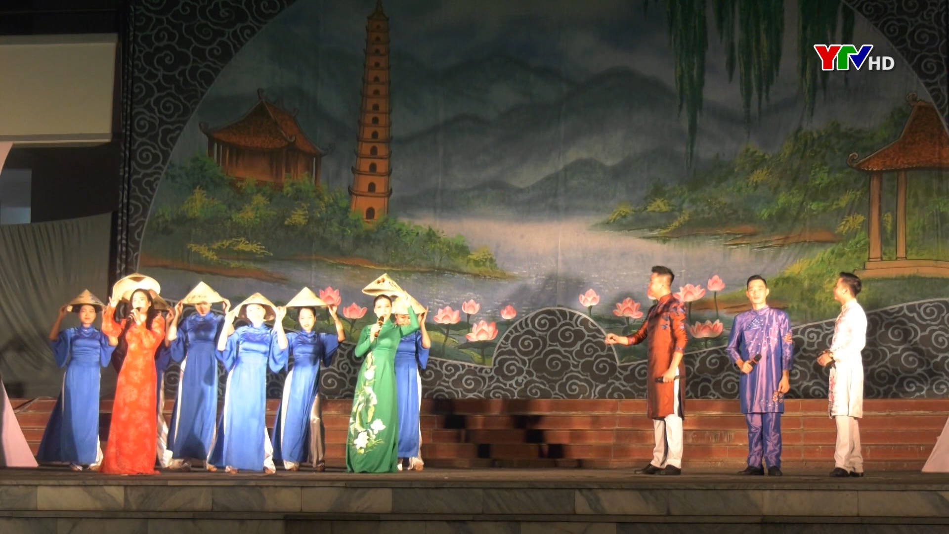 Đoàn nghệ thuật Nhà hát chèo Quân đội biểu diễn miễn phí tại huyện Yên Bình