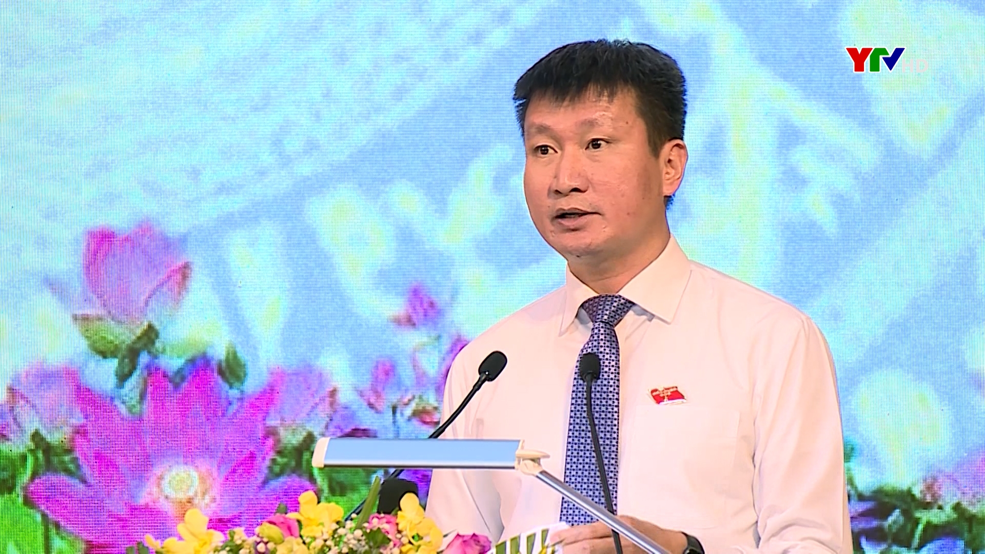 Đồng chí Chủ tịch UBND tỉnh Trần Huy Tuấn giải trình làm rõ các vấn đề mà đại biểu và cử tri quan tâm